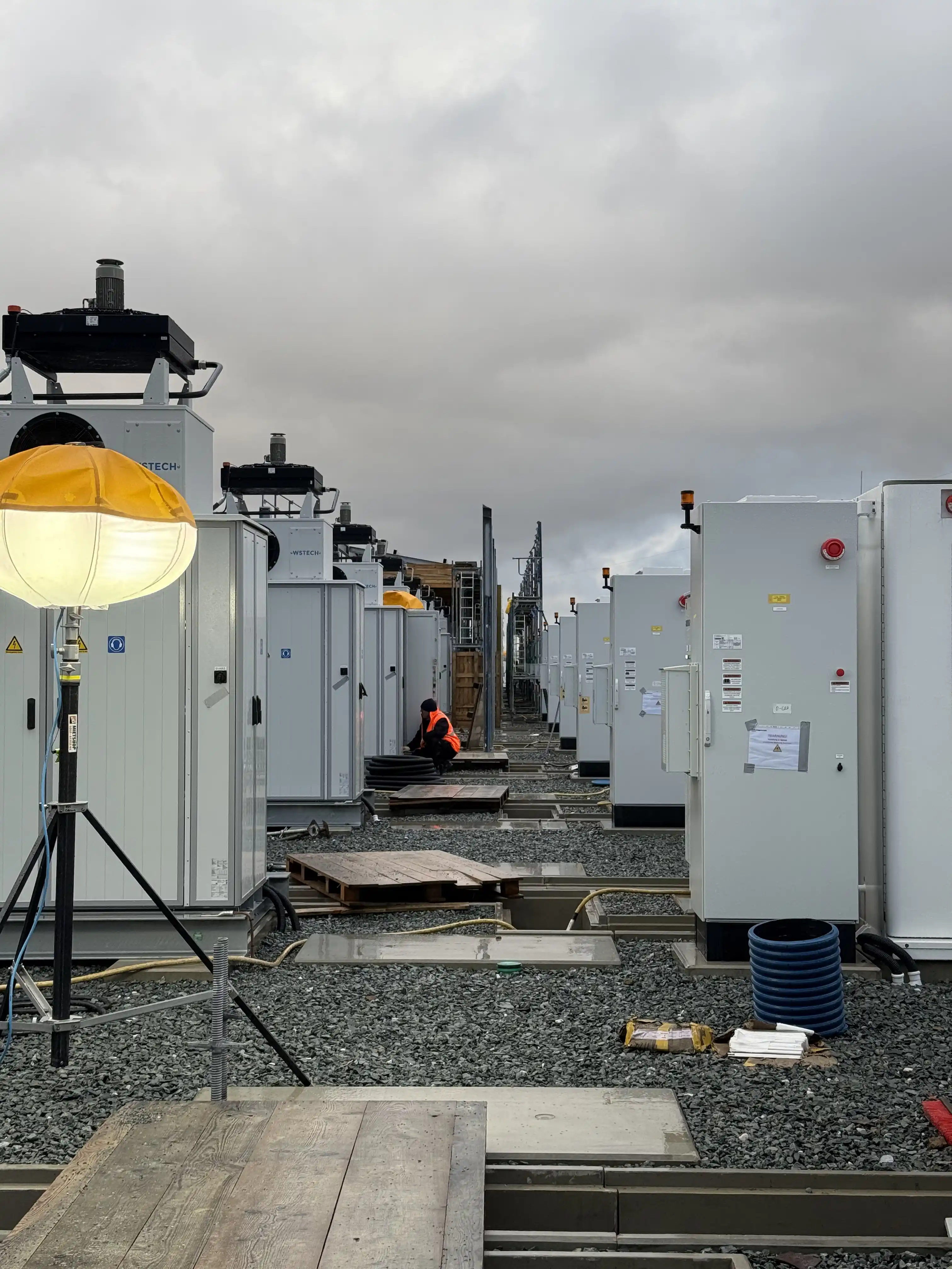 Technische Bauüberwachung auf der Baustelle eines Batteriespeicher-Großprojekts