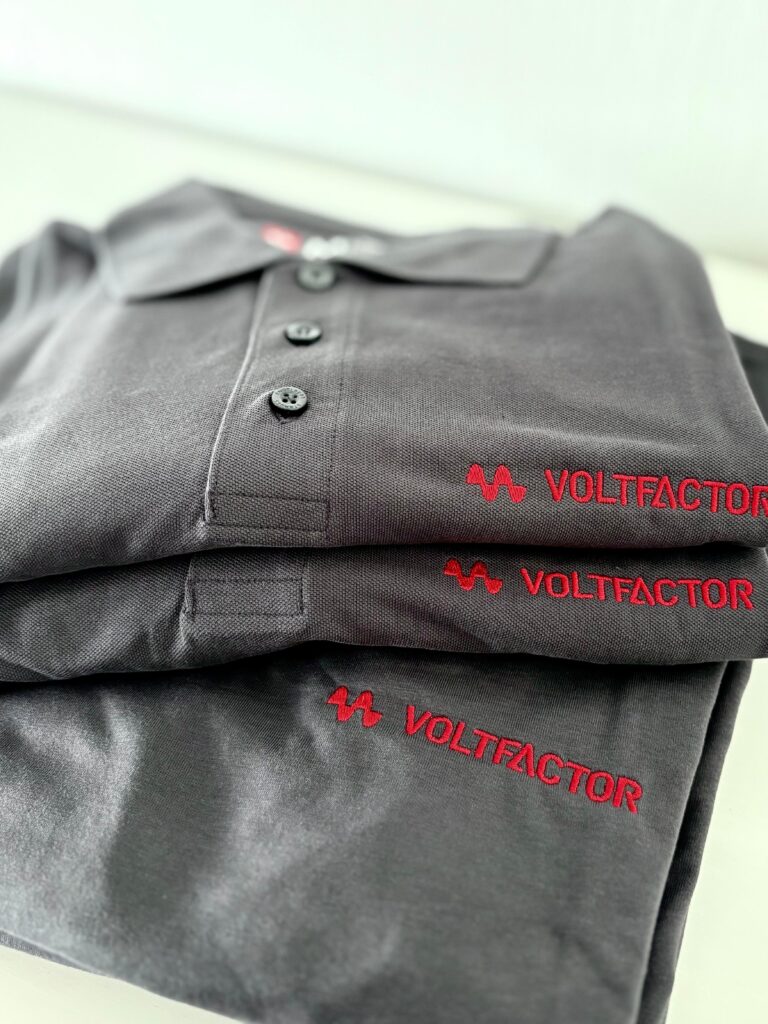 Neue Shirts. Gleiche Leidenschaft für Power Quality.