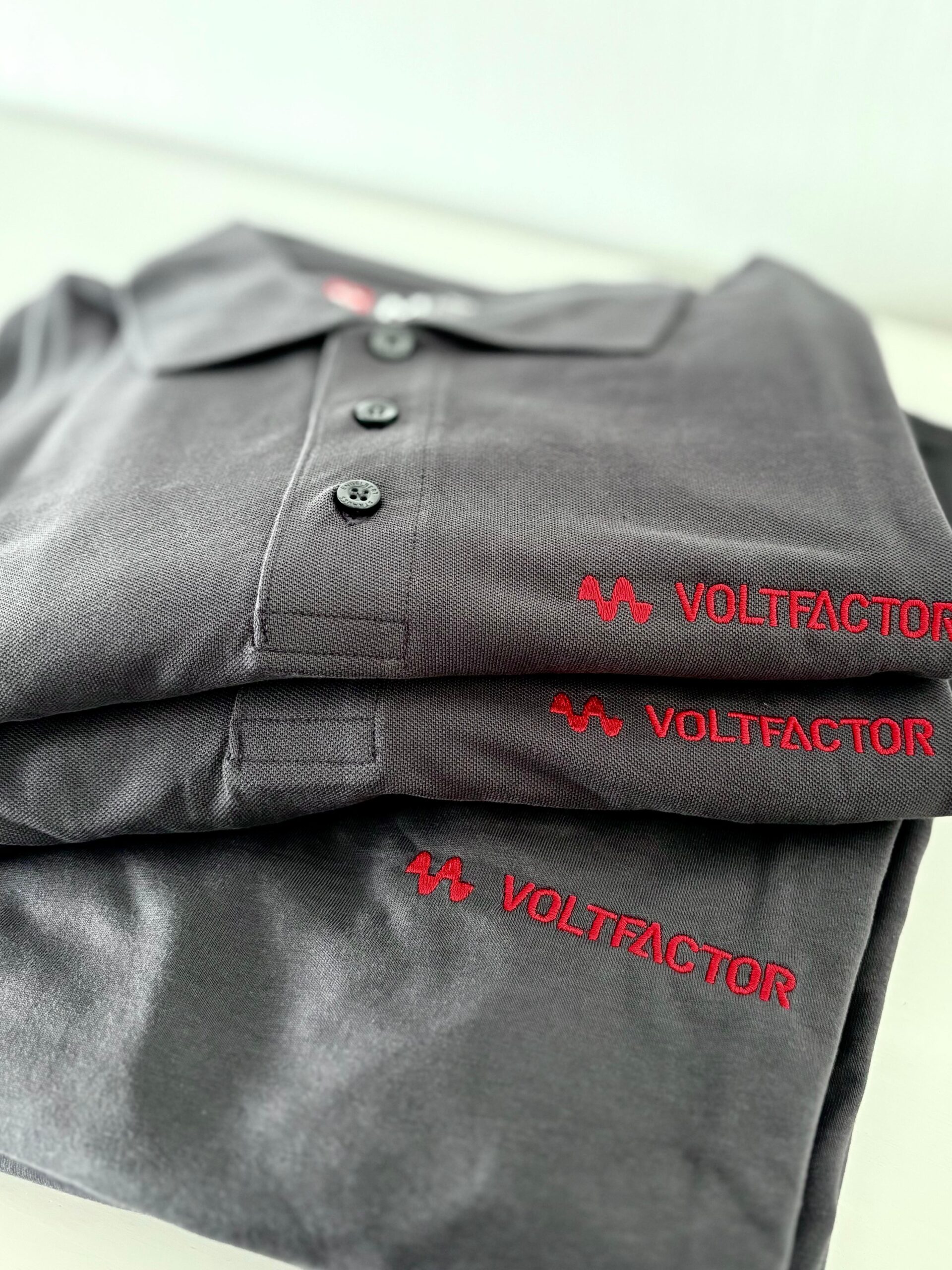 Neue Shirts. Gleiche Leidenschaft für Power Quality.