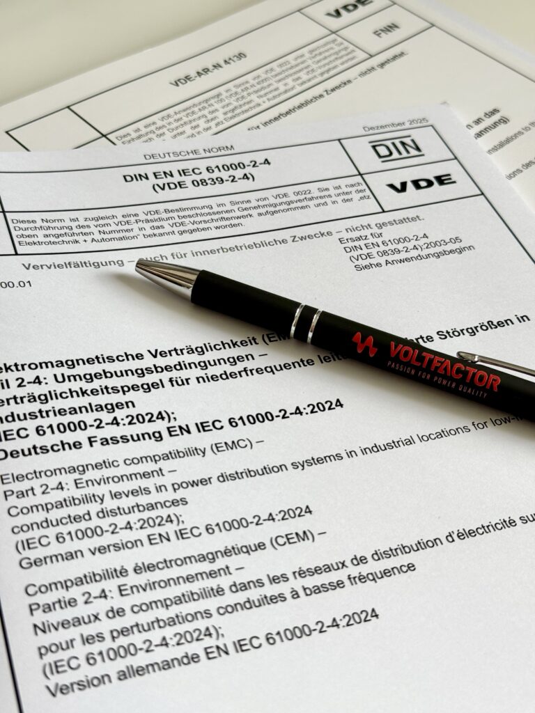 Neuzugang im Normenregal: die aktuelle DIN EN IEC 61000-2-4 (VDE 0839-2-4). Sie ersetzt die bisherige Ausgabe von 2003.